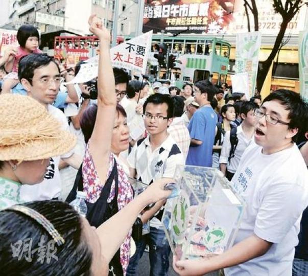 為反擊「黑箱作業」的指控,民主黨主席何俊仁表示將會印製刊物,解釋與北京談判、到支持政改方案的過程及心路歷程。(林振東攝) 為反擊「黑箱作業」的指控,民主黨主席何俊仁表示將會印製刊物,解釋與北京談判、到支持政改方案的過程及心路歷程。(林振東攝)