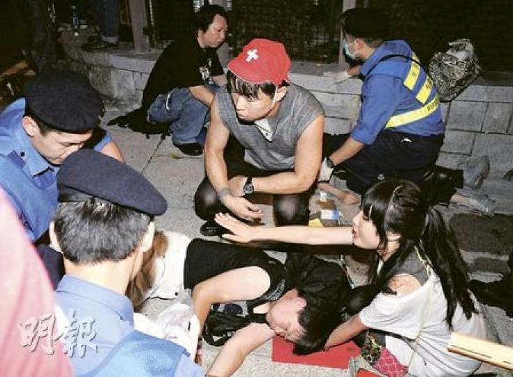 逾200名示威者在七一遊行後聚集政府總部,警方昨凌晨清場,「星屑醫生」歐陽英傑(戴帽者)自組社運醫療小隊協助,事後他在網誌撰文批評警方清場時使用過度暴力。(蔡方山攝) 逾200名示威者在七一遊行後聚集政府總部,警方昨凌晨清場,「星屑醫生」歐陽英傑(戴帽者)自組社運醫療小隊協助,事後他在網誌撰文批評警方清場時使用過度暴力。(蔡方山攝)