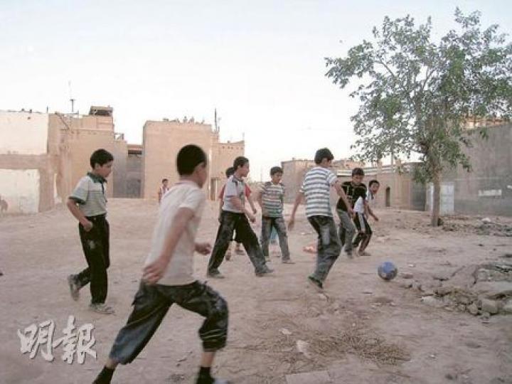 10歲的塞甫拉江因踢足球摔斷手骨。（明報記者攝）