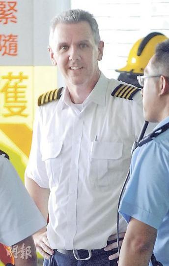 急降維港的直升機在海中漂浮逾6小時後打撈出水，機尾的螺旋槳連同部分機尾支架斷裂，不知所終。（林振東攝）