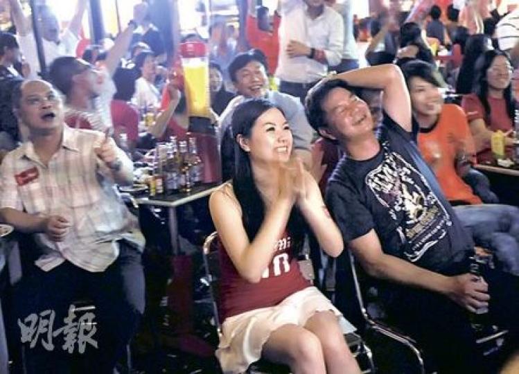 身為德國隊「粉絲」的Gigi(中)自言是真正球迷,不是捧德國卻說不出球員名的「球迷」,訪問期間她多次要求穿起德國球衣拍照。(余俊亮攝) 身為德國隊「粉絲」的Gigi(中)自言是真正球迷,不是捧德國卻說不出球員名的「球迷」,訪問期間她多次要求穿起德國球衣拍照。(余俊亮攝)