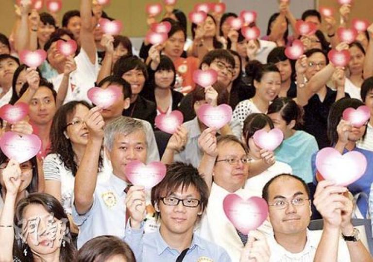 中大社會工作學系助理教授陳季康表示,網絡欺凌有日趨嚴重的走勢,需要各方面合作留意。香港家庭福利會昨日舉行健康網「樂」連線計劃嘉許禮(圖),「星之子」陳易希(前排中)擔任活動的推廣大使,將協助推動正確的網絡文化。(李紹昌攝) 中大社會工作學系助理教授陳季康表示,網絡欺凌有日趨嚴重的走勢,需要各方面合作留意。香港家庭福利會昨日舉行健康網「樂」連線計劃嘉許禮(圖),「星之子」陳易希(前排中)擔任活動的推廣大使,將協助推動正確的網絡文化。(李紹昌攝)