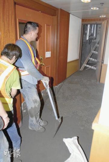 重建地盤在「灌石屎」時,石屎漿湧入毗連的萬邦行6樓「鮮風房」,繼而冲出走廊堵塞兩個舖位,工人事後到場清理。(劉友光攝) 重建地盤在「灌石屎」時,石屎漿湧入毗連的萬邦行6樓「鮮風房」,繼而冲出走廊堵塞兩個舖位,工人事後到場清理。(劉友光攝)