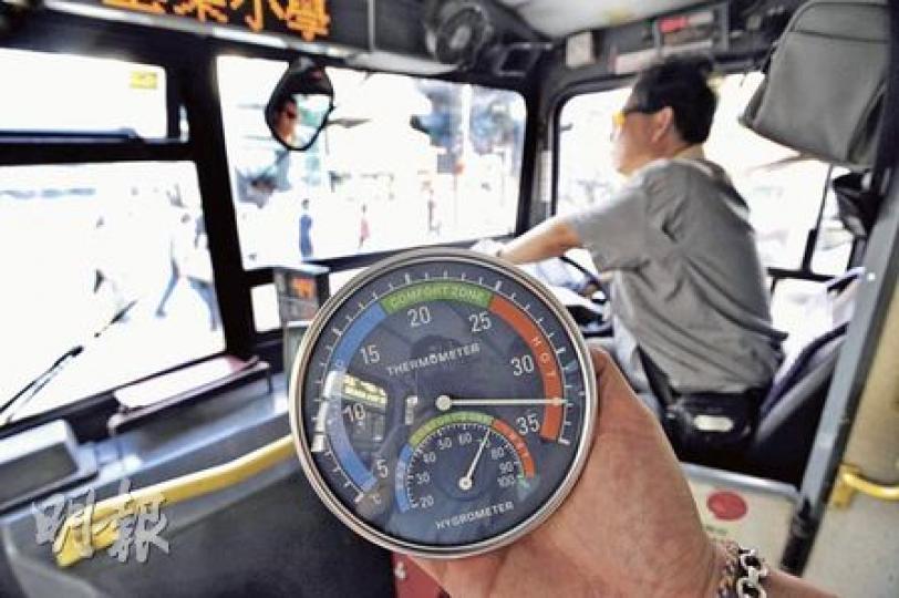 記者昨午4時許在同一路線的「熱狗巴」車廂內錄得接近33℃，姓蘇車長（後）說：「公司安排到，都無辦法。」（何家達攝）