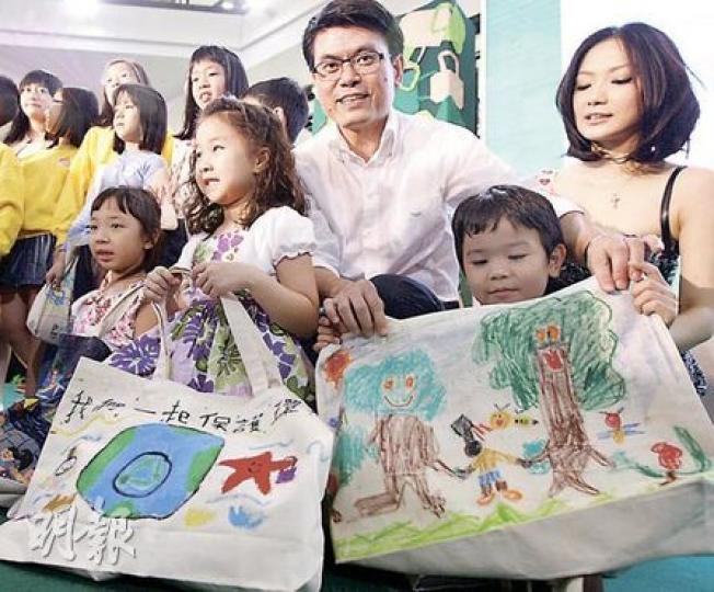 百佳超市發言人表示，轄下分店派發平口袋數量未見上升，又強調派平口袋是為了保持食物新鮮和考慮到食物安全，希望顧客有需要才取用。（李紹昌攝）