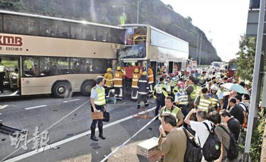 68X九巴收掣不及撞向前方兩輛停定的九巴，右邊車頭陷入前車車尾，上層車頭支架及座位扭曲毁爛。（胡永輝攝）