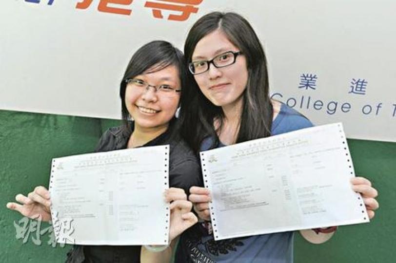 港專成人教育中心夜校高考生黎詠玲(左),經過3年備戰,終在高考考獲2D2E,而羅家靖(右)去年高考失手,今年重考取得1B1D2E成績,有機會順利升讀八大院校學士課程。(尹錦恩攝) 港專成人教育中心夜校高考生黎詠玲(左),經過3年備戰,終在高考考獲2D2E,而羅家靖(右)去年高考失手,今年重考取得1B1D2E成績,有機會順利升讀八大院校學士課程。(尹錦恩攝)