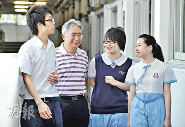 中中梁省德中學今年高考「大豐收」,共有7人摘A,包括考獲4A的顏武周(左一)、3A的孔軒妮(右一)及2A的李薇婷(右二)。不過,他們的英語成績僅僅及格,全部取得E級。圖左二為校長雷其昌。(葉漢華攝) 中中梁省德中學今年高考「大豐收」,共有7人摘A,包括考獲4A的顏武周(左一)、3A的孔軒妮(右一)及2A的李薇婷(右二)。不過,他們的英語成績僅僅及格,全部取得E級。圖左二為校長雷其昌。(葉漢華攝)