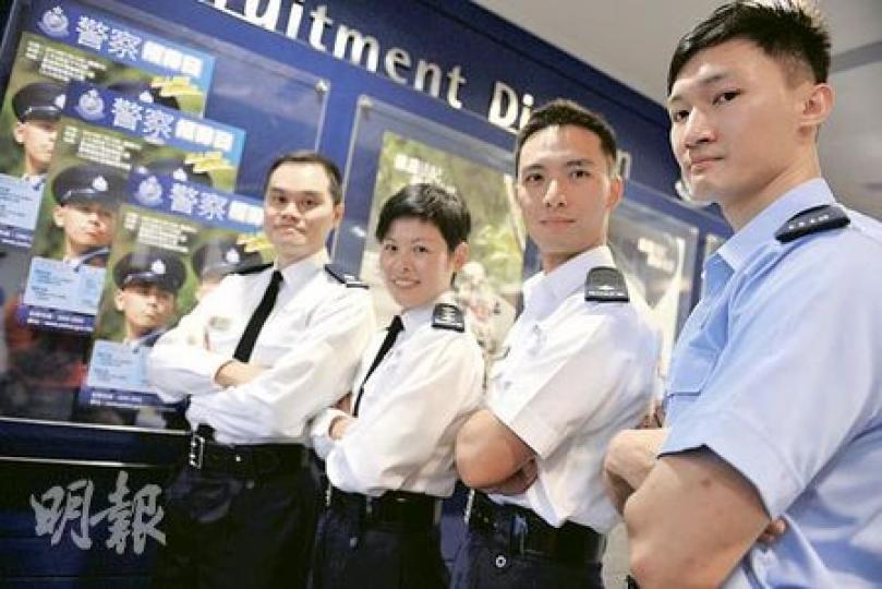 警隊周六會舉行招募日，曾任記者的見習督察黃碩勳（右二）及西九龍衝鋒隊警員李德賢（右一）提醒申請者，無論心態、體能和認識警隊都要做好準備。左一和左二為警察招募組警司何建文和警察招募組總督察周虹。（朱永倫攝）