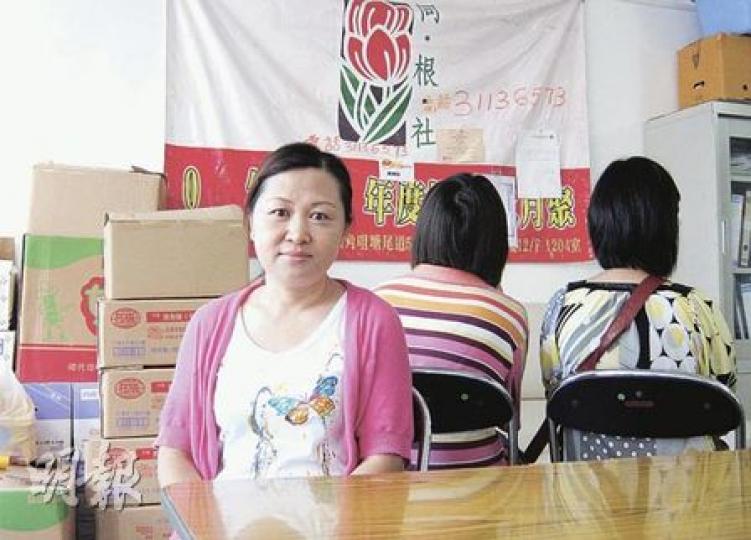 同根社主席楊媚(左一)指出,阿儀(中)和阿紅(右)的個案非常普遍,近年不少持雙程證的準來港人士皆面對不同的困難。(梁偉健攝) 同根社主席楊媚(左一)指出,阿儀(中)和阿紅(右)的個案非常普遍,近年不少持雙程證的準來港人士皆面對不同的困難。(梁偉健攝)