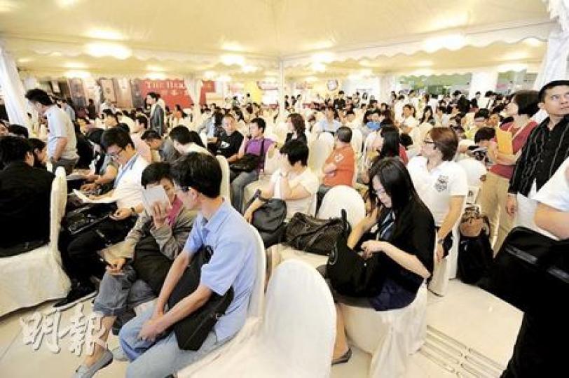信置營業及市場部總經理劉貴玉表示，昨日推出第三輪的180伙，買家以用家及換樓客為主。（何家達攝）