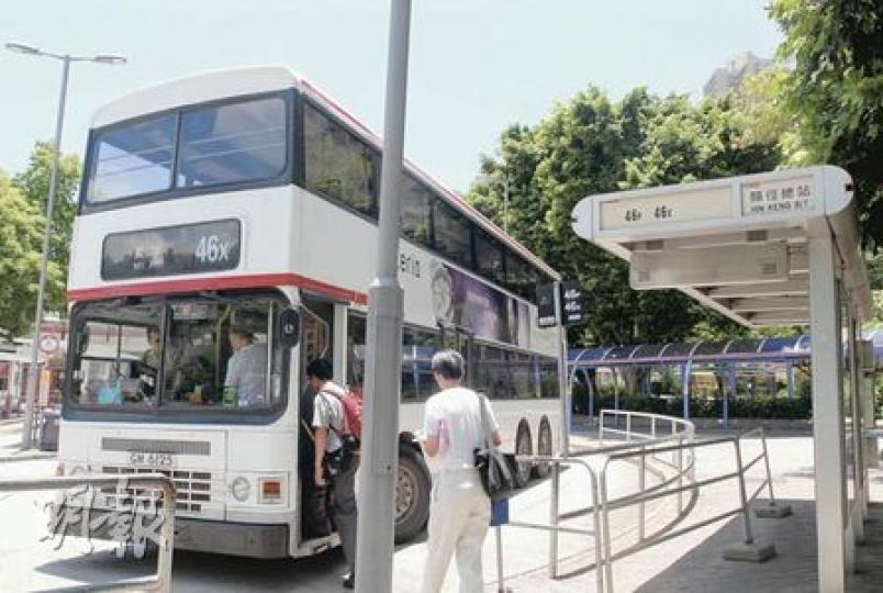 一輛46X線九巴前日在城門隧道沙田出口疑腳掣失靈直衝斜路,九巴昨陸續召回同型號巴士檢查,圖為另一型號的46X巴士。(劉友光攝) 一輛46X線九巴前日在城門隧道沙田出口疑腳掣失靈直衝斜路,九巴昨陸續召回同型號巴士檢查,圖為另一型號的46X巴士。(劉友光攝)