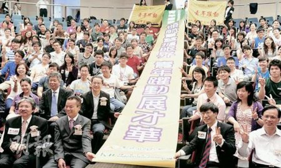 九龍社團聯會與建滔化工集團今年合辦大型大學生實習計劃,逾100名本地大學生將往該公司旗下各省市分部實習一個月。財政司長曾俊華(前排左一)昨日出席實習計劃啟動禮。(尹錦恩攝) 九龍社團聯會與建滔化工集團今年合辦大型大學生實習計劃,逾100名本地大學生將往該公司旗下各省市分部實習一個月。財政司長曾俊華(前排左一)昨日出席實習計劃啟動禮。(尹錦恩攝)