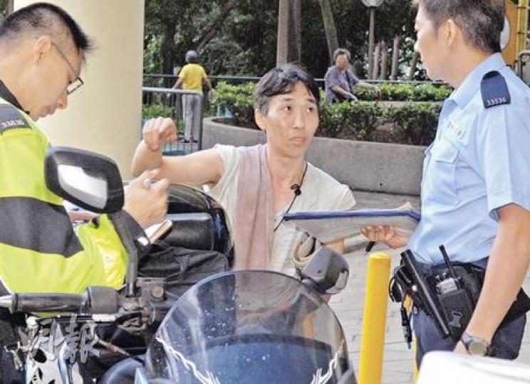 一輛麵包店客貨車昨晨駛經舊清水灣道失控撞向路鐵欄車頭損毁,司機「阿明」報稱因閃避越線汽車而失事。(胡永輝攝) 一輛麵包店客貨車昨晨駛經舊清水灣道失控撞向路鐵欄車頭損毁,司機「阿明」報稱因閃避越線汽車而失事。(胡永輝攝)