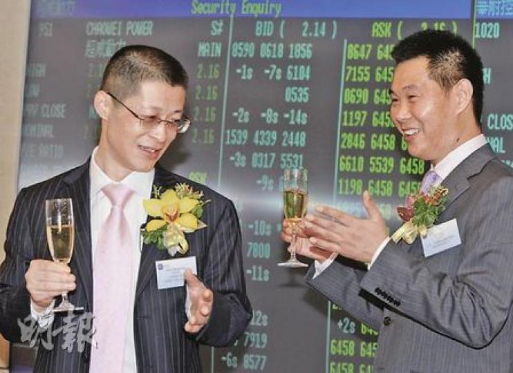 超威和華耐昨攜手在港上市,超威主席周明明(左)與華耐主席徐葉君一起祝酒。(劉焌陶攝) 超威和華耐昨攜手在港上市,超威主席周明明(左)與華耐主席徐葉君一起祝酒。(劉焌陶攝)