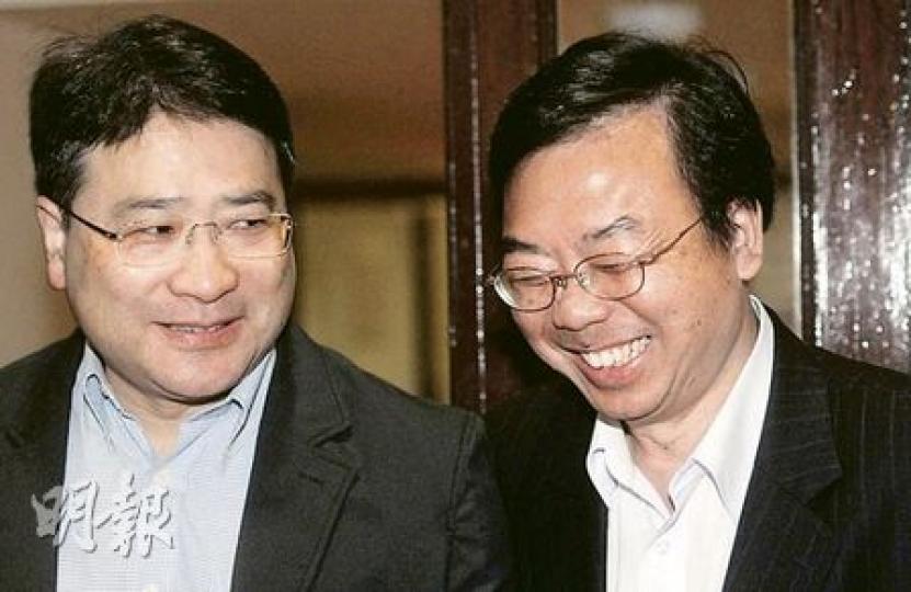 民主黨今天會公開與中央的談判報告，立法會議員張文光（右）日前率先披露部分內容，昨日則封口不提。他在立法會與記者攀談期間，被黨友李華明（左）「撞破」，張文光急得立即澄清：「我只係講波咋！」（尹錦恩攝）