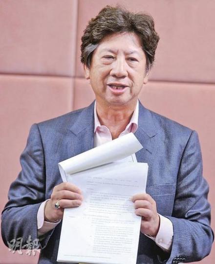 公民黨立法會議員湯家驊拿着天匯買賣合約，指恒基去年宣稱售出呎價7萬元單位時，應清楚交代買家可隨時取消交易。（尹錦恩攝）