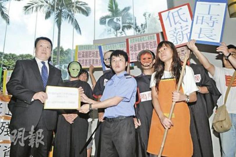 民間爭取最低工資聯盟向新鴻基集團代表遞交請願信，促請集團副主席兼臨時最低工資委員會成員郭炳江秉持企業良心，使基層員工不再飽受低薪及長工時的剝削。（陳淑安攝）