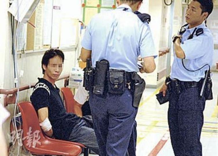 假扮警員的疑匪搶走手機後被途人合力制服，交警員拘捕，事後聲稱受傷，送院敷治。（胡永輝攝）