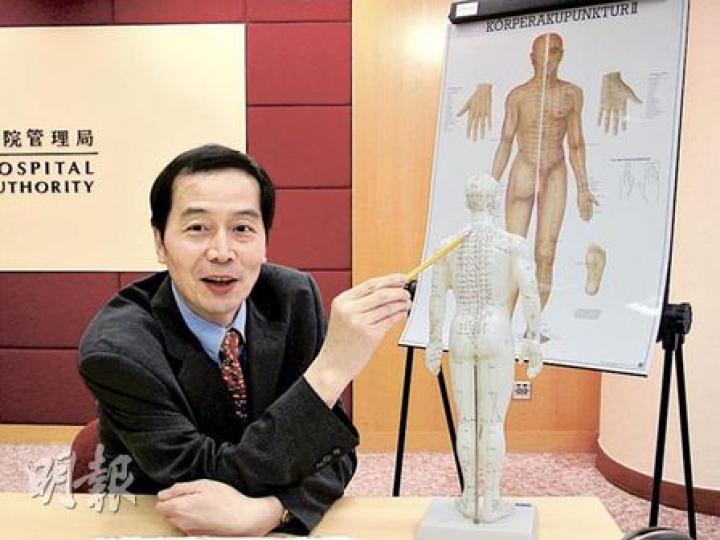 港大中醫藥學院助理教授李磊向記者指出，天炙治療其中一個重要穴位「大椎」，位於人體頸後位置，利用中藥刺激後可促進體內陽氣，對肝臟有好處。（曾愛盈攝）
