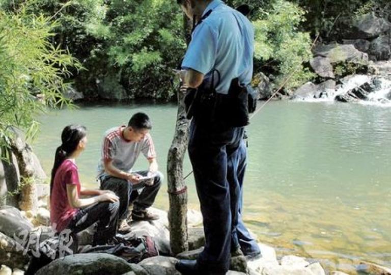田煥恒與女義工（左一）到猴塘溪為歷奇活動「探路」，兩人拉繩（圖中紅繩）渡潭時，田煥恒為拯救遇溺女義工遇險身亡；獲救女義工事後向警員講述事件經過。（蘇偉明攝）田煥恒被救起時已呈昏迷，經飛行服務隊直升機送院搶救後，證實不治。（劉友光攝）田煥恒的母親（中）聞悉兒子死訊後趕至醫院認屍，悲慟不已。（衛永康攝）由於出事現場位處偏僻，飛行服務隊直升機奉召到場，把田煥恒送往東區醫院搶救。（蘇偉明攝）