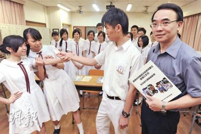 五旬節林漢光中學中文科教師溫紹武，以創作律詩和戲劇等方法自編教案，讓學生演出自創戲劇，加深對文學作品認識，一改文學予人沉悶的形象。（尹錦恩攝）