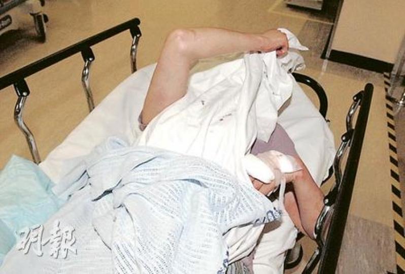 被女兒斬傷的婦人左手手背中刀，送院後要留醫。（衛永康攝）涉斬傷母親及胞弟的少女反鎖房內，與警方對峙逾2小時後態度軟化開門，被捕後送院。（蔡方山攝）