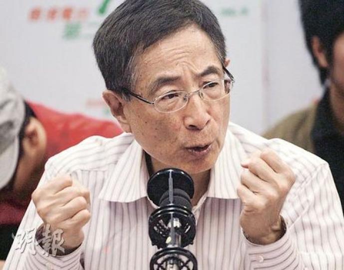 民主黨創黨主席李柱銘昨在電台上說，在考慮是否退黨時，將以他在黨外還是黨內更有利推動民主作考慮，現時仍未有最後決定。（李紹昌攝）