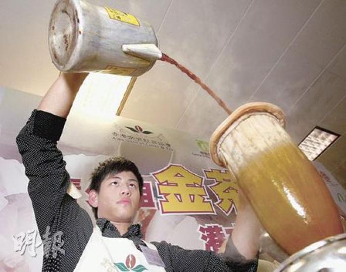 應屆會考生吳漢源拉茶手勢熟練，功架十足，在多部攝影機鏡頭下也毫不怯場，甚具大師傅風範。（李紹昌攝）
