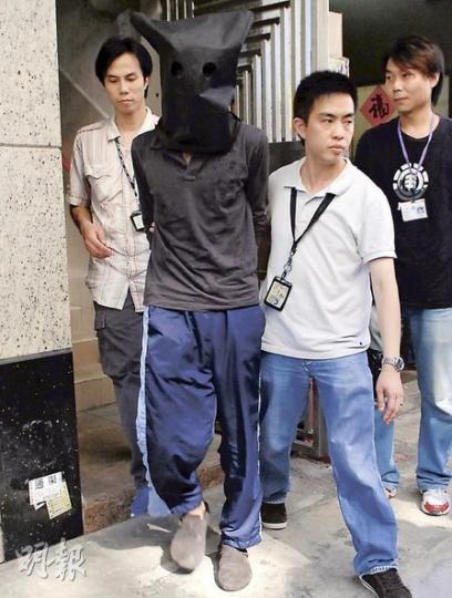 警方在土瓜灣搗破一個爆竊集團，在大廈天台拘捕印度籍主腦，其後黑布蒙頭帶署扣查。（李銘攝）警方在行動中檢獲兩把開山刀和鐵槌等爆竊工具。（李銘攝）