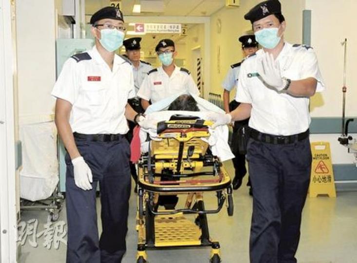 將軍澳彩明苑殺妻案疑兇送院檢驗時，在擔架牀上喃喃自語﹕「仔女讀書咁叻，家唔知點算。」（蔡方山攝）倫常血案中遭精神病丈夫亂刀斬死婦人屍體，今日凌晨1時由仵工舁走。（蔡方山攝）