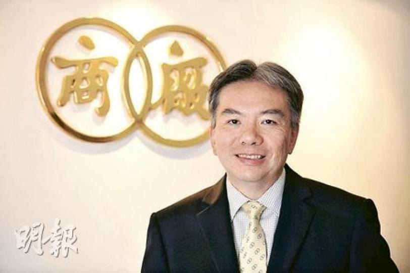 廠商會會長黃友嘉建議，政府推行最低工資的同時，應針對在職窮人提供福利援助，如盡快讓板間房草根入住市區公屋、擴大跨區交通津貼等，以紓緩貧富懸殊殊。（葉漢華攝）
