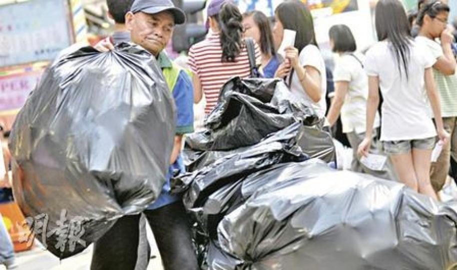 清潔工是其中一個低薪行業，勞工界一直要求最低工資要有時薪33元，方可改善他們的生活。（余俊亮攝）保安員是另一個薪金水平較低行業，勞工界及商會皆建議政府在制訂最低工資外，亦應為低薪工人提供其他收入補貼。（余俊亮攝）