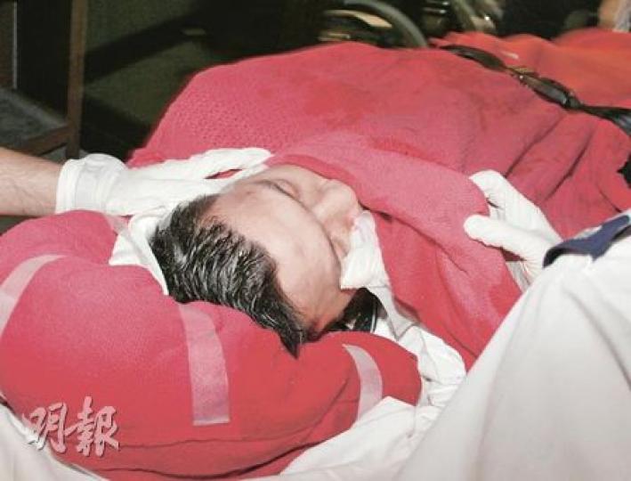 25歲青年慘被打至昏迷，送院搶救後命危。（胡永輝攝）男友護花心切而被痛毆至危殆，目擊事件的女友擔心落淚。（胡永輝攝）