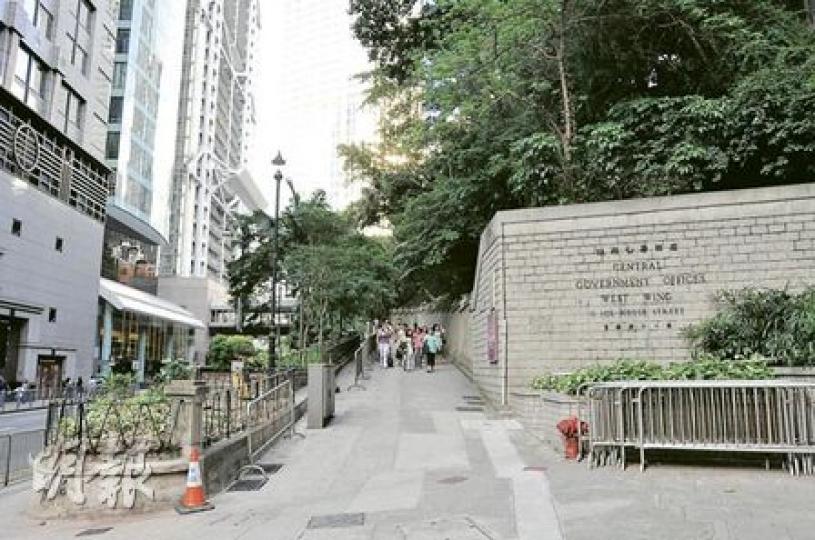 中區炮台里塌下的大樹已被完全移除，政府合署西座門外大樹成蔭逾百年的日子已成為過去。（余俊亮攝）