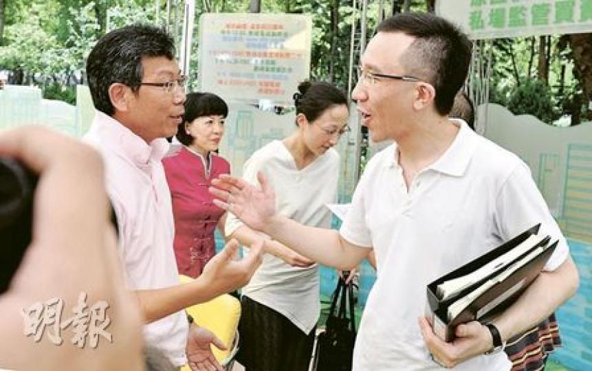 《城市論壇》在三個多月內第二次就私營骨灰龕規管作議題，食物及衛生局副局長梁卓偉（右）昨出席論壇，「各界關注骨灰龕法案大聯盟」召集人謝世傑（左）在台上台下多次邀請梁氏入村與受龕場困擾居民對話，他均未有公開答允。（余俊亮攝）
