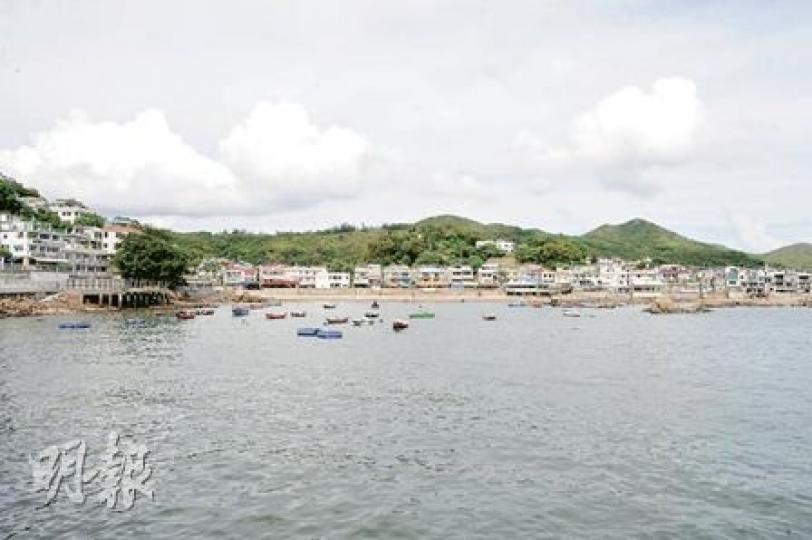 南丫島居住人口只有6000多人，民風淳樸，吸引不少外國人居住。（尹錦恩攝）南丫島榕樹塱新村34號屋，有約1200方呎的入契花園，令這村屋成為南丫島最貴村屋。（尹錦恩攝）南丫島Lamma 1落成在望。項目11座洋房，全擁無敵海景。（尹錦恩攝）寶華園31號屋近期以630萬元易手，原業主3年帳面大賺350萬元。（尹錦恩攝）