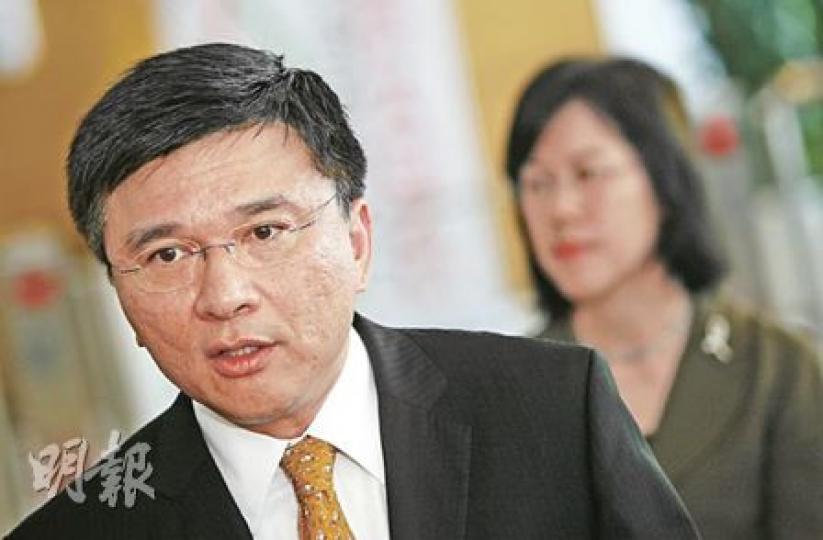 財經事務及庫務局長陳家強（左）表示，成立保監局後，會有過渡安排處理保險從業員的認可和發牌。（林振東攝）