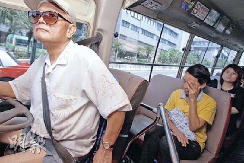 81歲陳添福，坐上小巴駕駛座，戴上墨鏡及鴨舌帽後判若兩人，精神抖擻地開車。惟近日身體毛病漸多，加上顧及乘客安全，福伯决定於月內退休。（李紹昌攝）76歲的張伯視駕小巴為興趣及打發晚年的無聊日子，他時刻警惕自己將乘客安全放在首位。（黃雄攝）