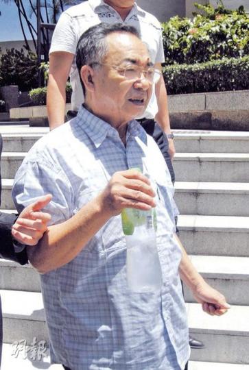 港機工程前副主席陳炳傑的「哎吔」兄長陳榮顯（圖），被指作為弟弟的中介人，向中廈國際收受逾1263萬元回佣。他昨受審後離開法院。（吳光熙攝）