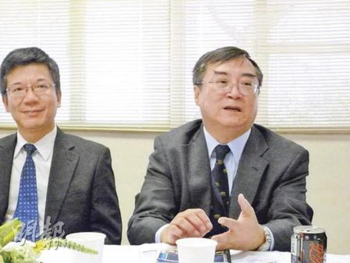 指觀塘區人口愈來愈老化，龍頭聯合醫院計劃以60億元擴建，增設癌症中心及日間護理。旁為將軍澳醫院行政總監譚錦添醫生。 （談誦言攝）