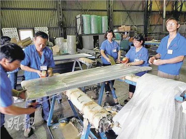 工人薪水提高，企業成本也相應增加。圖為工人在包裝準備出口的鋁合金。（李泉攝）