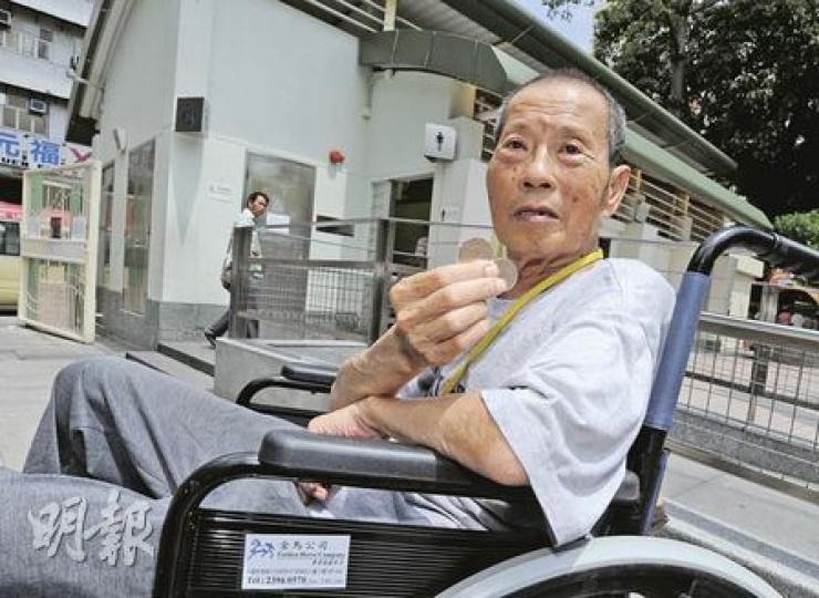 9年前以時薪7元在公廁當清潔工的嚴伯，多年前因健康問題被迫退休，最低工資立法也無法受惠，但他說﹕「希望工人多點人工，我個人已不重要。」（何家達攝）