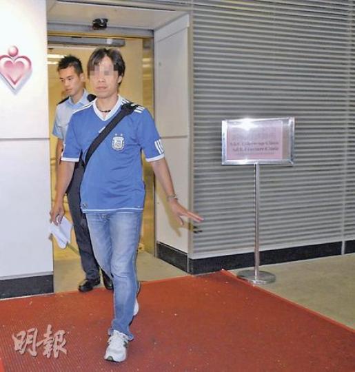 涉嫌襲警被捕的旅遊巴司機報稱不適,由警員陪同送院後再押返警署繼續調查。(劉友光攝) 涉嫌襲警被捕的旅遊巴司機報稱不適,由警員陪同送院後再押返警署繼續調查。(劉友光攝)