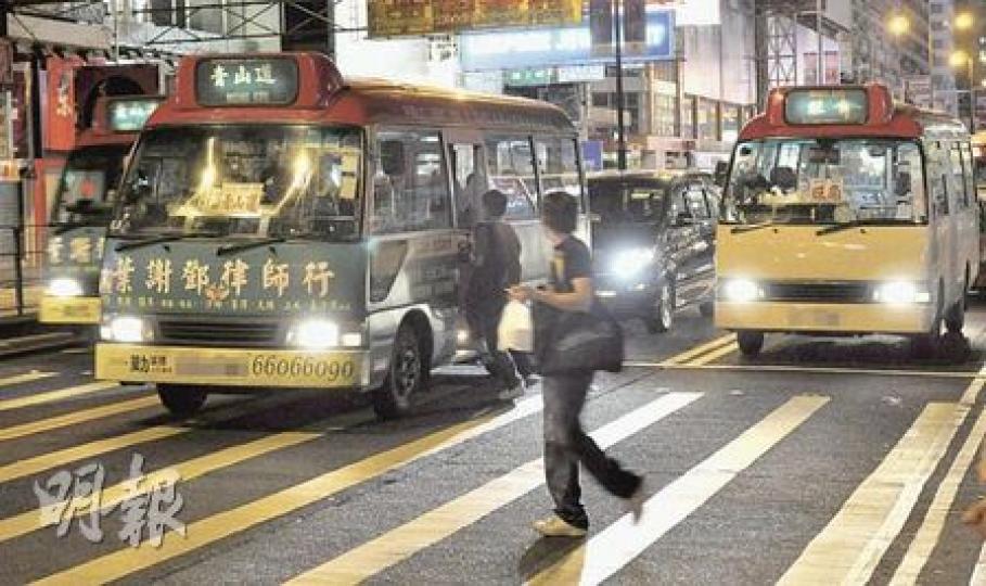 每逢深夜便變成「通宵車站」的彌敦道與亞皆老街北行線,昨凌晨有多輛小巴霸佔3條行車線,開着車門等客。(余俊亮攝)一名行動不便的老婦在停於中線小巴下車後,要撐着枴杖走過慢線才可返回行人路。(余俊亮攝) 每逢深夜便變成「通宵車站」的彌敦道與亞皆老街北行線,昨凌晨有多輛小巴霸佔3條行車線,開着車門等客。(余俊亮攝)一名行動不便的老婦在停於中線小巴下車後,要撐着枴杖走過慢線才可返回行人路。(余俊亮攝)
