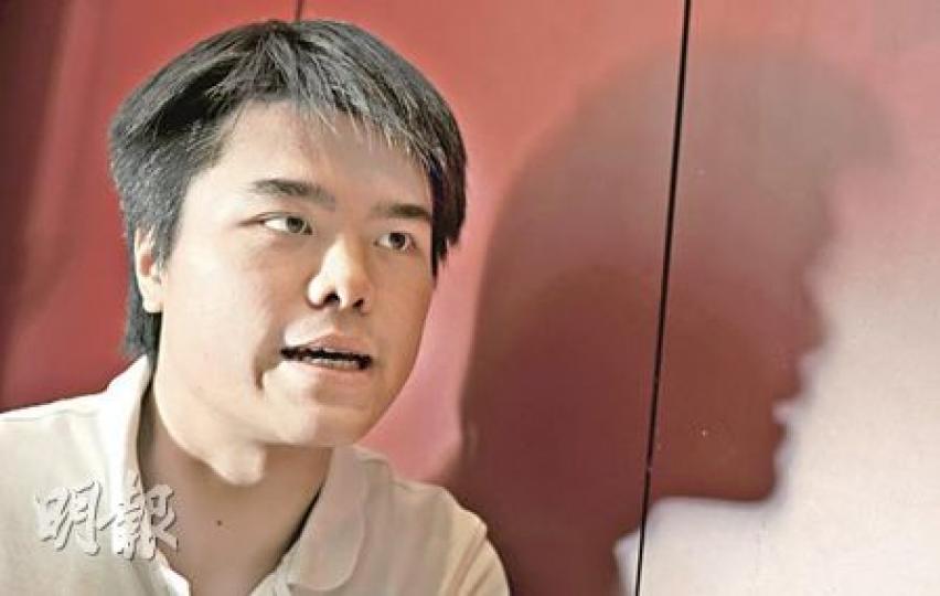 張家和接受本報訪問時,自言宗教人員X猶如他半個爸爸,「他的出現似是彌補了我生命的缺口」,不過隨着X的疑似侵犯,張表示今生今世也不會再相見。(何家達攝)中大男博士張家和被裁定勒索罪成,胞妹(中)一度情緒激動哮喘發作,需母親(左)及被告女友(右)從旁安慰。(吳光熙攝) 張家和接受本報訪問時,自言宗教人員X猶如他半個爸爸,「他的出現似是彌補了我生命的缺口」,不過隨着X的疑似侵犯,張表示今生今世也不會再相見。(何家達攝)中大男博士張家和被裁定勒索罪成,胞妹(中)一度情緒激動哮喘發作,需母親(左)及被告女友(右)從旁安慰。(吳光熙攝)