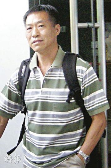 消防員張榮喜(圖)前年被的士司機用粗言對待,去年重遇司機時竟倒過來爆粗嘲笑對方,昨被判罰500元。(利嘉茵攝)的士司機陳文健(圖)指至今消防員仍未繳付當日未付的45元車資,不排除入稟法院追討。(利嘉茵攝) 消防員張榮喜(圖)前年被的士司機用粗言對待,去年重遇司機時竟倒過來爆粗嘲笑對方,昨被判罰500元。(利嘉茵攝)的士司機陳文健(圖)指至今消防員仍未繳付當日未付的45元車資,不排除入稟法院追討。(利嘉茵攝)