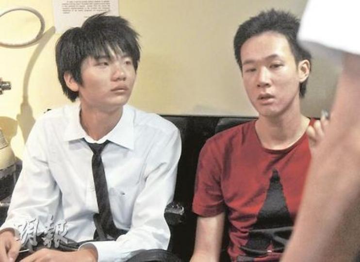 兩名遇劫青年傷勢無大礙,經救護員敷治後送院。(蔡方山攝) 兩名遇劫青年傷勢無大礙,經救護員敷治後送院。(蔡方山攝)