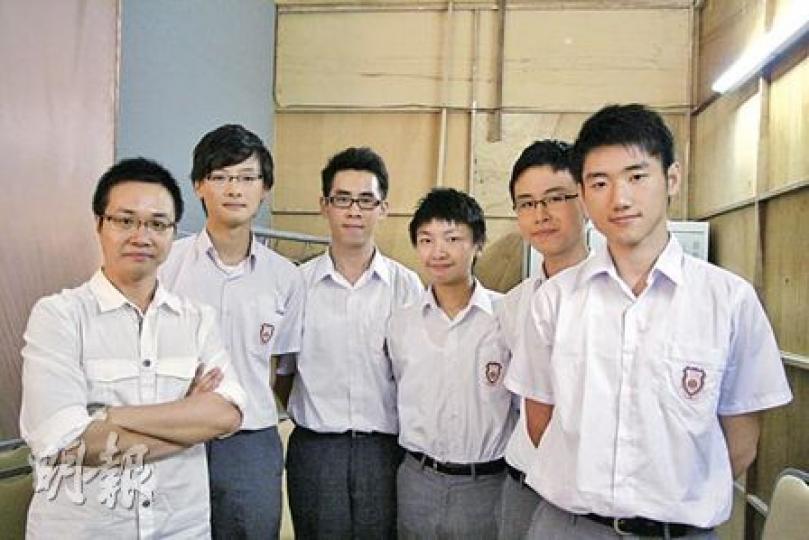 優異獎得主保良局董玉娣中學代表，左起﹕帶隊教師陳啟成、陳愷維、隊長顏星溥、羅駿軒、陳國斌、黃宇聰。（翁昕歆、朱永倫攝）