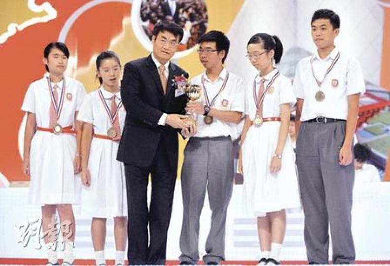 季軍保良局百周年李兆忠紀念中學代表，左起為隊長陳瑜詩、葉可頤、林心湛、江詠嵐、高煜喆。（翁昕歆、朱永倫攝）